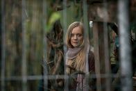 Wilsberg – Elena Warnetzki (Anne Kanis) will die Polizei nicht auf ihr Grundstück lassen. Sie wird über den Tod ihres Ex-Mannes informiert.