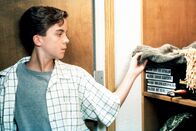 Malcolm mittendrin – Malcolm (Frankie Muniz) findet heraus, daß er ständig per Video überwacht wird.