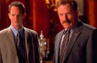 Monk – Sind vom Anblick des fettleibigen Dale Biederbeck geschockt: Lt. Randall Disher (Jason Gray-Stanford, l.) und Captain Leland Stottlemeyer (Ted Levine, r.)