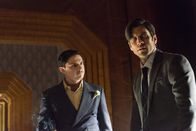 American Horror Story – James March (Evan Peters, l.); John Lowe (Wes Bentley, r.)