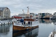 Maritimes Erbe – Das alte Fährschiff „Parat III“ im alten Hafen von Alesund.