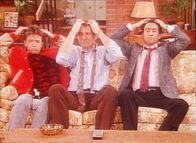 Eine schrecklich nette Familie – Bud (David Faustino, l.), Al (Ed O'Neill, M.) und Steve (David Garrison, r.) plagt die Furcht, bald eine Glatze zu bekommen.