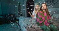 Das Fest der Liebe – Simone (Anna-Lena Klenke, re.) schüttet Jäcki (Luise von Finckh, li.) ihr Herz aus