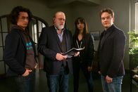 Der Alte – Tom Kupfer (Ludwig Blochberger, r.) hat seine eigene Theorie was das Mordmotiv betrifft, doch Hauptkommissar Voss (Jan-Gregor Kremp, 2.v.l.), Annabell Lorenz (Stephanie Stumph, 2.v.r.) und Joshua Tuttlinger (Yan Balistoy, l.) sind davon alles andere als überzeugt.