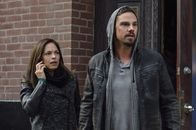 Beauty and the Beast – Da das DHS nun fest davon überzeugt ist, dass Cat (Kristen Kreuk, l.) und Vincent (Jay Ryan, r.) nicht nur für den Tod von Agent Hill, sondern auch für Braxtons und Ecklunds Ermordung verantwortlich sind, fühlen sich die beiden in die Ecke gedrängt. Gibt es noch einen Ausweg?