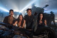 Ash vs. Evil Dead – V.l.: Pablo Simon Bolivar (Ray Santiago), Brandy Barr (Arielle Carver-O'Neill ), Ashley 'Ash' J. Williams (Bruce Campbell), Kelly Maxwell (Dana DeLorenzo) Die Verwendung des sendungsbezogenen Materials ist nur mit dem Hinweis und Verlinkung auf TVNOW gestattet.