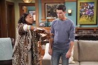 The Neighborhood – Tina Butler (Tichina Arnold, l.); Dave Johnson (Max Greenfield, r.)