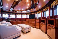 Luxusklasse – Die Luxusjacht "BASH" hat zwölf Gästezimmer. Neben den Gästen wohnen auch 13 Crewmitglieder an Bord. Sie arbeiten Tag und Nacht für das Wohlbefinden der Gäste.