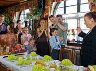In aller Freundschaft – Charlotte ist überglücklich als sie plötzlich ihre ganze Familie im Landgasthof vorfindet. Die Überraschung zum Geburtstag ist geglückt. Von links: Dr. Martin Stein (Bernhard Bettermann); Christina Buchmann (Iris Böhm); Marie Stein (Henriette Zimmeck); Lisa Schroth (Ella Zirzow); Pia Heilmann (Hendrikje Fitz); Jakob Heilmann (Karsten Kühn); Jonas Heilmann (Anthony Petrifke); Dr. Roland Heilmann (Thomas Rühmann) und Charlotte Gauss (Ursula Karusseit).