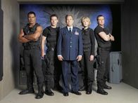 Stargate – v.l.n.r. Teal’C (Christopher Judge), Colonel Cameron Mitchell (Ben Browder), General Hank Landry (Beau Bridges), Captain Samantha Carter (Amanda Tapping) und Daniel Jackson (Michael Shanks). Stargate SG 1