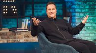 Sträter – Zu Gast bei Torsten Sträter: Guido Maria Kretschmer.; ONE STRÄTER, "Comedy-Show mit Torsten Sträter" Uhr. Zu Gast bei Torsten Sträter: Guido Maria Kretschmer.