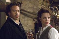 Sherlock Holmes – Seine Beziehung zu der schönen Amerikanerin Irene Adler (Rachel McAdams, r.) ist das einzige Rätsel, das er nicht lösen kann: Meisterdetektiv Sherlock Holmes (Robert Downey Jr., l.) ...