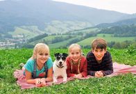 Tiere bis unters Dach – v.li.: Nelly Spieker (Jule-Marleen Schuck), Hund Cookie, Paulina Kulka (Tabea Hug) und Pawel Kulka (Moritz Knapp).
