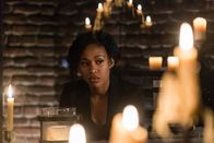 Sleepy Hollow – Als Crane durch ein Missgeschick mit dem mächtigen Gott in einen Raum gesperrt wird, muss Abbie (Nicole Beharie) einen Weg finden, um ihn zu retten ...