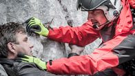 Der Bergdoktor – Endlich! Nach langer Suche findet Hans Gruber (Heiko Ruprecht, r.) seinen schwer verletzten Bruder Martin (Hans Sigl, l.) am Berg.