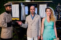 Der Vollposten – Checco (Checco Zalone, m.), Penelope (Azzurra Martino, r.)