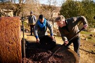 Gordon Ramsay: Kulinarische Abenteuer – Morocco - On his journey to find the best local ingredients, Gordon Ramsay (R) learns how to operate a traditional grinder to make olive oil. )