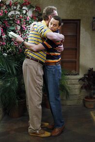 Two and a Half Men – Alan (Jon Cryer, r.) hat mal wieder Pech mit einer Internetbekanntschaft und trifft in seinem Bedürfnis nach menschlicher Nähe mit Judiths Mann Herb (Ryan Stiles, l.) einen Seelenverwandten ...