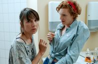 How to Tatort – Auch Meret Becker (im rbb-Tatort aus Berlin Nina Rubin, links) will Luise Wolfram nur helfen.