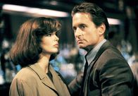 Basic Instinct – Seit Detective Nick Curran (Michael Douglas) im Einsatz zwei unschuldige Passanten erschoss, kämpft er mit dem Alkohol und muss sich die Diensttauglichkeit regelmäßig von der Polizeipsychologin Dr. Beth Garner (Jeanne Tripplehorn) bescheinigen lassen - mit der er auch eine Affäre hat.