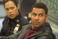 Castle – Geraten in eine Geiselnahme: Detective Esposito (Jon Huertas, r.) und Officer Marisa Aragon (Jessica Camacho, l.) ...