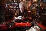 Paddington – Im Antikladen von Mr. Gruber (Jim Broadbent) wird Paddington zum Tee eingeladen.