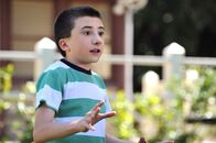 The Middle – Brick (Atticus Shaffer) ist entsetzt, als er erfährt, dass die Hochzeit seines Onkels am selben Tag stattfindet, wie eine Party, zu der er von seiner Angebeteten Hayley eingeladen wurde ...
