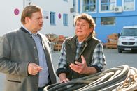 Die Rosenheim-Cops – Kommissar Hartl (Michael A. Grimm, l.) wird von Polier Maibach (Rainer Lott, r.) auf eine heiße Spur aufmerksam gemacht.