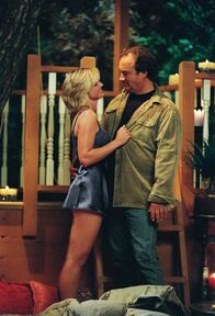 Immer wieder Jim – Cheryl (Courtney Thorne-Smith, l.) macht ihrem Mann ein verlockendes Angebot. Sie verspricht Jim (Jim Belushi, r.) einen Sexmarathon im Hotelzimmer, wenn er mit ihr auf die Bahamas fliegt ...