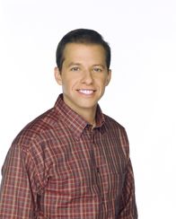 Two and a Half Men – (2. Staffel) - Alan Harper (Jon Cryer) Jerome Harper musste in das Haus seines Bruders ziehen, da sich seine Frau Judith von ihm scheiden ließ und eine hohe Summe an Alimenten von ihm verlangt ...
