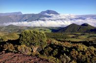Leben mit Vulkanen – Der Piton de la Fournaise bricht pro Jahr ein- bis zweimal aus und muss daher ständig überwacht werden. Sein schlafender Nachbar, der Piton des Neiges, ist gezeichnet von Millionen Jahren vulkanischer Tätigkeit.