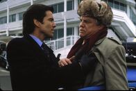 James Bond 007: GoldenEye – L-R: James Bond (Pierce Brosnan) mit seinem Kontaktmann Jack Wade (Joe Don Baker)
