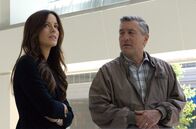 Der rbb macht Kino: Everybody's Fine – Frank (Robert De Niro) begleitet seine Tochter Amy (Kate Beckinsale) in ihr Büro, wo sie ihm vorspielt, die Chefin einer Werbeagentur zu sein.