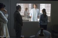 Possession – Jess (Sarah Michelle Gellar, r.) kann es kaum fassen, aber nach Monaten erwacht Roman (Lee Pace, 2.v.r.) aus dem Koma. Doch plötzlich ist er sanftmütig, behutsam, liebevoll - genauso wie sein Bruder Ryan immer war ...