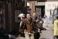 Bulletproof Monk - Der kugelsichere Mönch – In der Not vereint: Endlich kämpfen Kar (Seann William Scott) und der Mönch (Chow Yun-Fat, vorne) zusammen gegen die Verfolger, die ihnen die geheimnisvolle Schriftrolle rauben wollen.