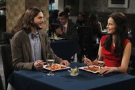 Two and a Half Men – Haben Walden (Ashton Kutcher, l.) und Zoey (Sophie Winkleman, r.) eine Chance?
