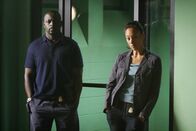 Numb3rs - Die Logik des Verbrechens – Als ein Vater und dessen Tochter von drei Männern entführt werden, übernehmen Don und seine Kollegen David (Alimi Ballard, l.) und Liz (Aya Sumika, r.) den Fall.