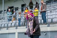 WIR – Katha (Bineta Hansen) ist sauer, weil sie von Pinar den Ball an den Kopf bekommen hat.