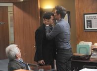 The Grinder - immer im Recht – Eigentlich wollte Stewart (Fred Savage, r.) seinem Bruder unter keinen Umständen einen Fall überlassen, doch dann wird ihm bewusst, dass Dean (Rob Lowe, l.) etwas umso mehr will, je mehr man es ihm verbietet ...