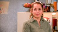 Rote Rosen – Tina (Katja Frenzel) wird bewusst, wie sehr ihr Sohn in Mitleidenschaft gezogen wird.