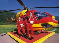 Medicopter 117 - Jedes Leben zählt – Ein Landstreicher ist einem flammenden Inferno zum Opfer gefallen. Sanitäter Ralf Staller (Wolfgang Krewe), Pilotin Biggi Schwerin (Sabine Petzl) und Notärztin Dr. Gabriele Kollmann (Anja Freese, re.) werden zur Hilfe gerufen.