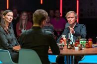 Gute Unterhaltung – Moderator Pierre M. Krause (rechts) mit seinen Gästen Tobias Schlegl (Mitte) und Pinar Atalay (links).