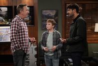 Last Man Standing – v.l.n.r.) Mike Baxter (Tim Allen); Boyd Baxter (Jet Jurgensmeyer); Ryan Vogelson (Jordan Masterson)