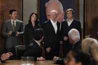 The Mentalist – Bei den Ermittlungen in einem neuen Fall stoßen Kimball (Tim Kang, l.), Patrick (Simon Baker, r.) und Teresa (Robin Tunney, 2.v.l.) auf den Sektenführer Bret Stiles (Malcolm McDowell, r.). Doch hat er wirklich etwas damit zu tun?
