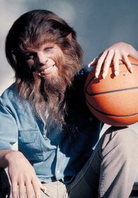 Teenwolf – Hallo, ich bin ein Werwolf: Scott Howard (Michael J. Fox) kann sich in einen Werwolf verwandeln. Doch er nutzt seine Kräfte nicht aus, um böse zu sein, sondern gewinnt mit seinem Basketball-Team die Meisterschaft und versucht bei den Mädchen zu landen.