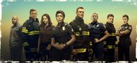 9-1-1 Notruf L.A. – (3. Staffel) - (v.l.n.r.) Michael Grant (Rockmond Dunbar); Evan "Buck" Buckley (Oliver Stark); Maddie Kendall (Jennifer Love Hewitt); Athena Grant (Angela Bassett); Bobby Nash (Peter Krause); Henrietta "Hen" Wilson (Aisha Hinds); Eddie Diaz (Ryan Guzman); Howie "Chimney" Han (Kenneth Choi)