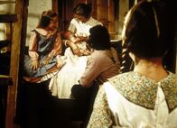 Unsere kleine Farm – (v.l.n.r.) Mary (Melissa Sue Anderson), Caroline (Karen Grassle) und Charles (Michael Landon) bestaunen den wenige Stunden alten Frederik. Laura (Melissa Gilbert) ist nicht besonders begeistert.