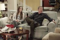 Last Man Standing – Ein seltener Anblick: Eve (Kaitlyn Dever, l.) und ihr Vater Mike (Tim Allen, r.) ganz friedlich vereint ...
