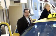Monk – Mr. Monk (Tony Shalhoub, l.) macht sich mit Natalie (Traylor Howard) auf die Suche nach dem verschwundenen weltberühmten Diamanten, denn es wartet ein großzügiger Finderlohn von einer Million, den Monk und Natalie dringend gebrauchen können.