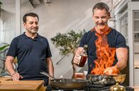 Einfach & köstlich – Ali Güngörmüş und sein Kollege Christian Henze verwerten bei Einfach und köstlich Reste. Daraus entstand heute ein herzhaft-süßer Crêpe, der mit Amaretto flambiert wird.